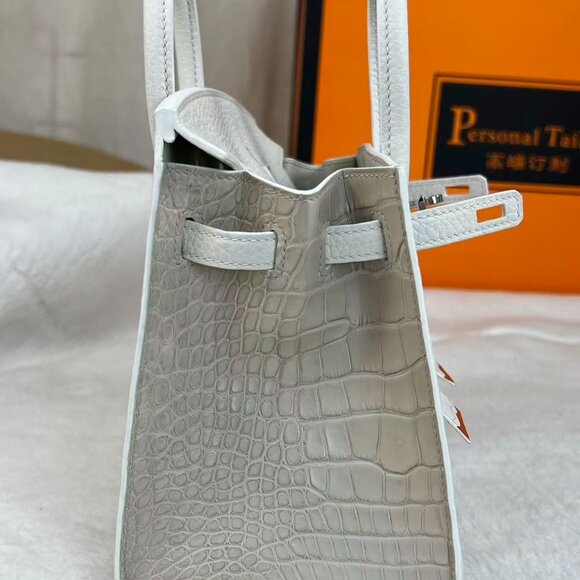 Classic Hermes Bag: A Stylish and Versatile Choice for Elegance - Picture 4 of 6